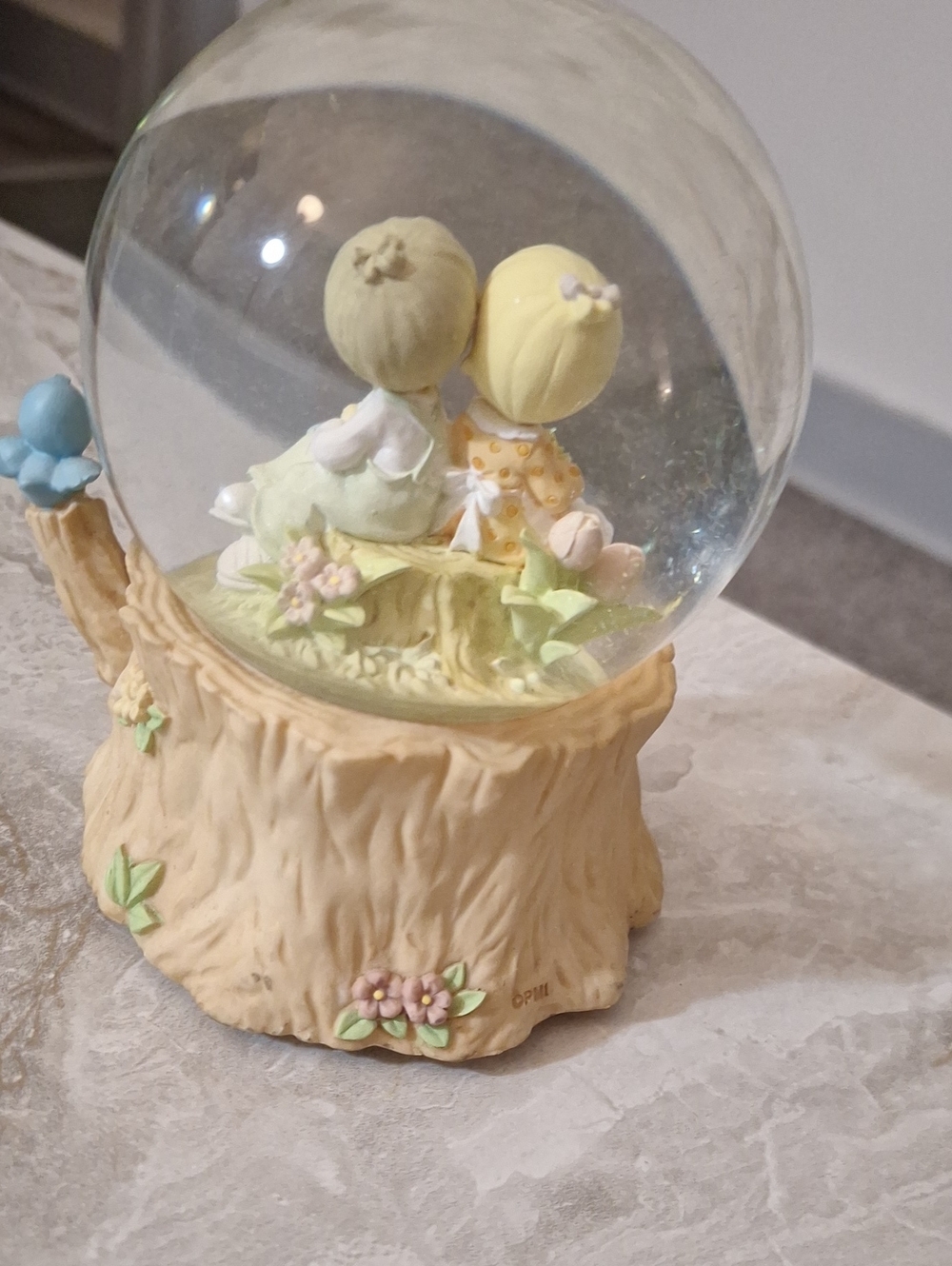 Rare Precious Moments Pastel Cream Snow Globe with Yellow and Mint Figurines - Picture 2 of 2